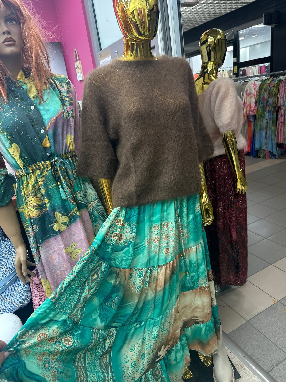 Brązowy sweter z moheru i zielona spódnica maxi ze wzorem